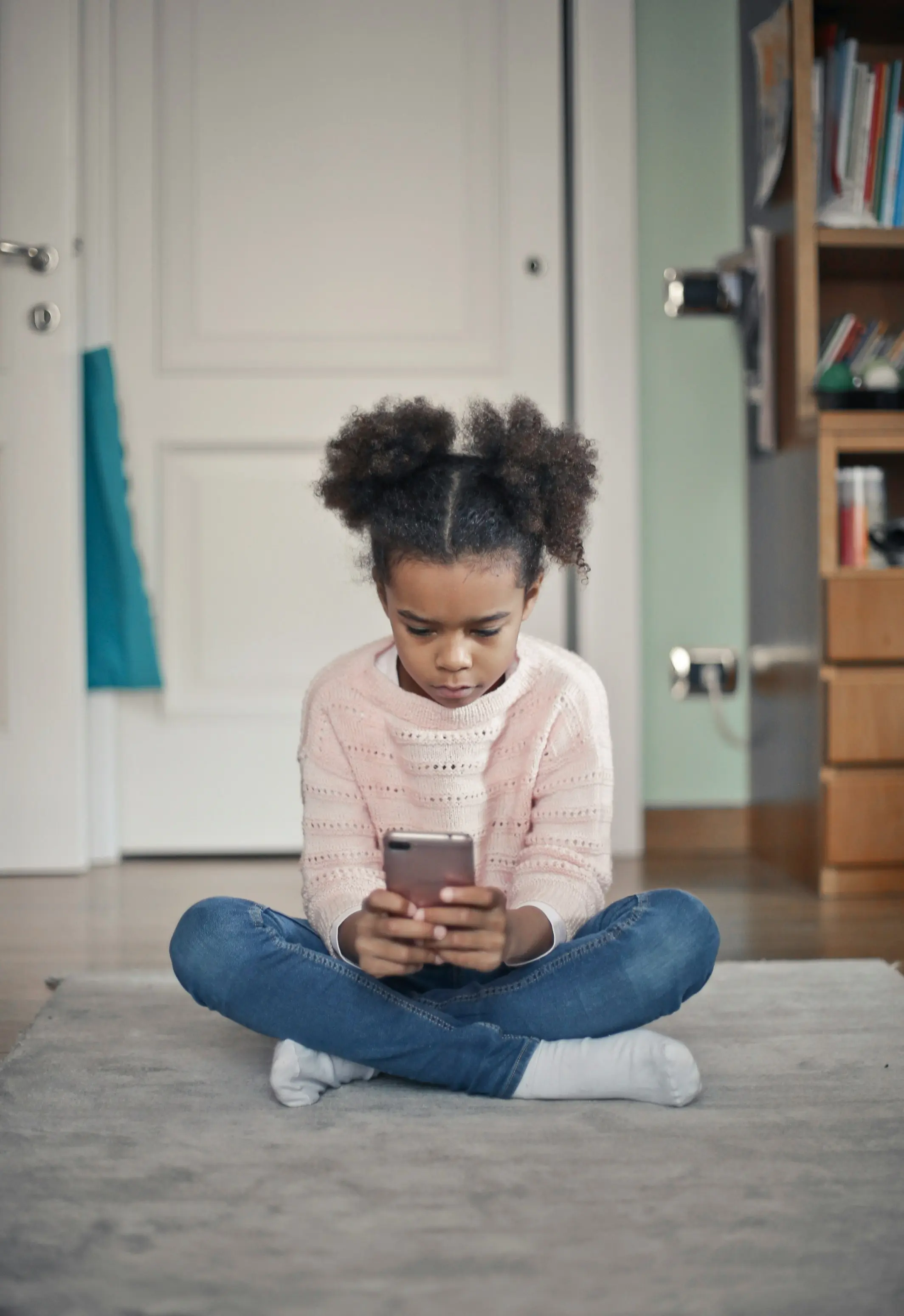 Pantallas y Retraso del Lenguaje en la Primera Infancia: Guía Clínica para Familias en la Era Digital